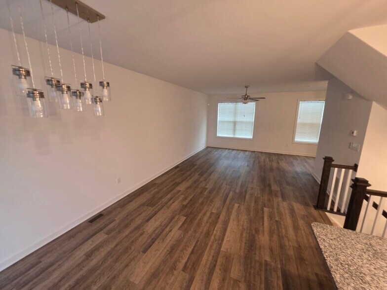 Building Photo - 321 Avon Dr
