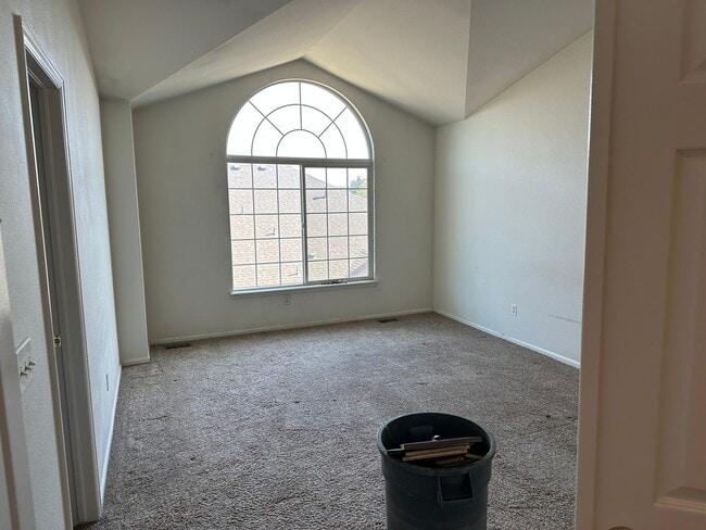 Building Photo - Make this refreshed townhome your own!