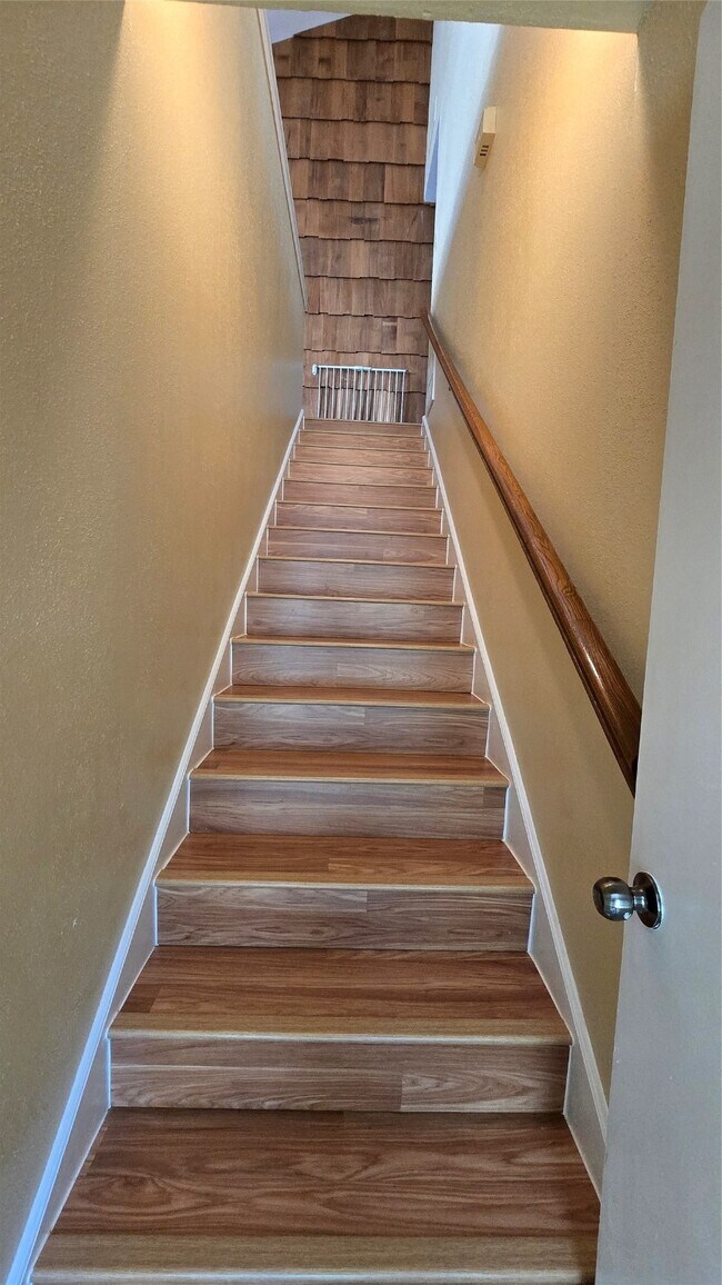 Building Photo - 135 April Point Dr N