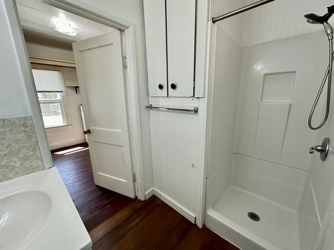 Building Photo - Cottage Style 1 Bed Home with a Large Yard...