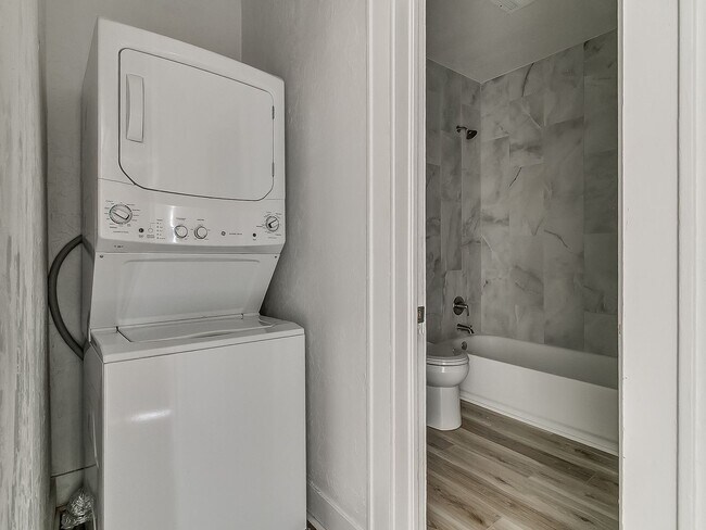 Building Photo - Beautifully Remodeled 2 bed / 1 bath