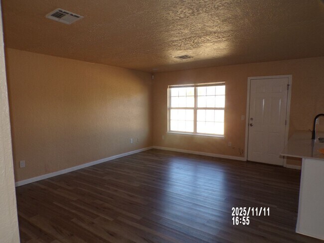 Building Photo - home located close to Bishop School District