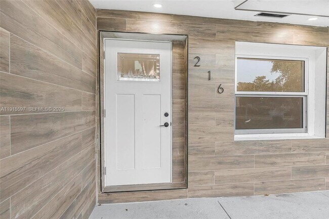 Building Photo - 216 NE 160th St