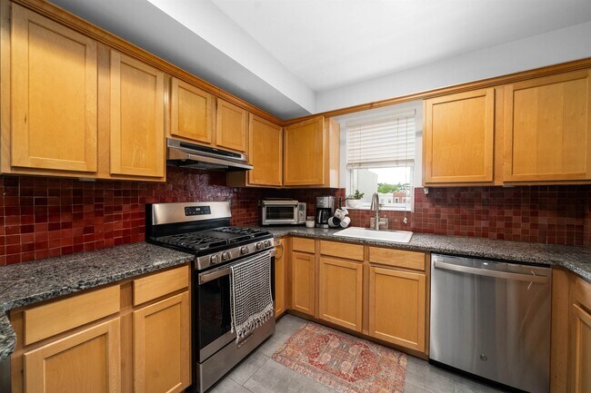Building Photo - 536 Grand St
