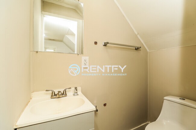 Building Photo - 303 E Ingle St