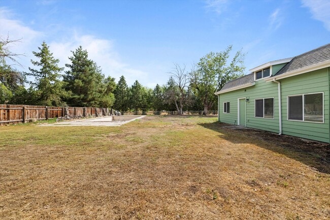 Building Photo - Beautiful 3-Bedroom, 3-Bath Home with a Huge Yard and Ample Parking