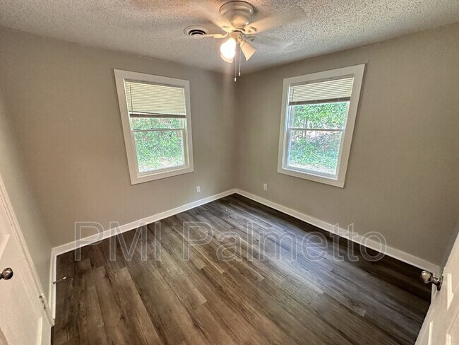 Building Photo - 520 Jasper St