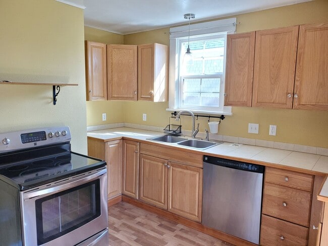 Building Photo - 2010 1st St