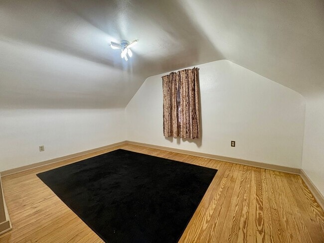 Building Photo - 3 Bedroom 2 Bathroom Cape Cod Available in York!