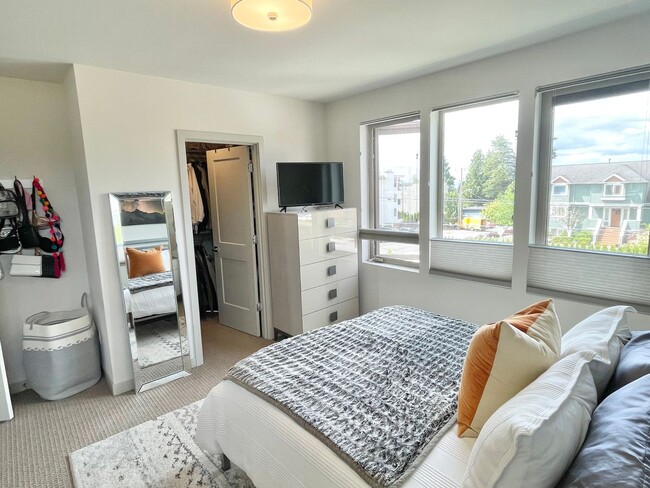 Building Photo - Sophisticated Greenwood Townhome with Views!