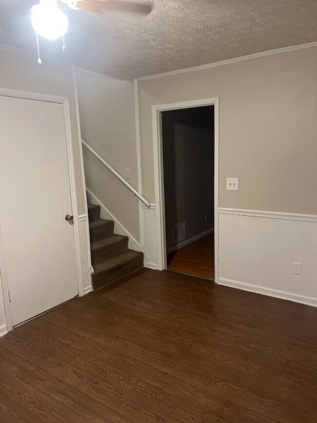 Building Photo - Tons of space and room to entertain!!