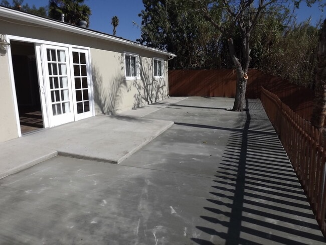 Building Photo - Beautiful 3 bed 2 bath home with a Huge Ba...