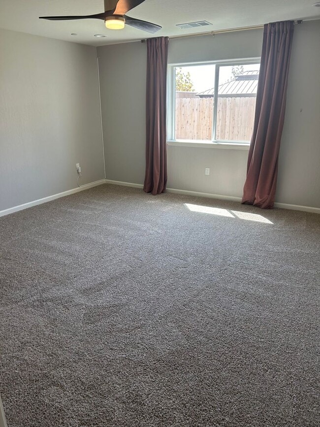 Building Photo - 3 BR 2 BA Available Now