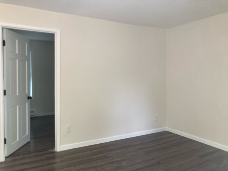 Building Photo - 110 W Willow Dr