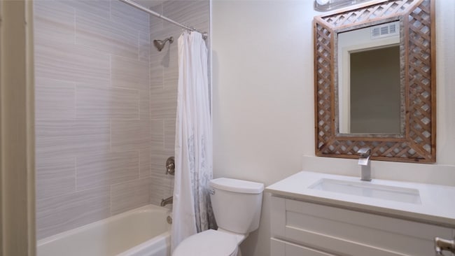 Building Photo - La Jolla 3BR/2.5BA Townhouse @ Eastbluff N...