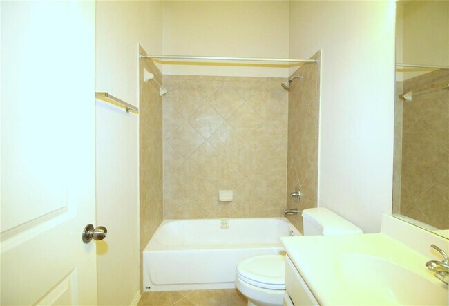 Building Photo - 2801 Enchanted Lake Dr