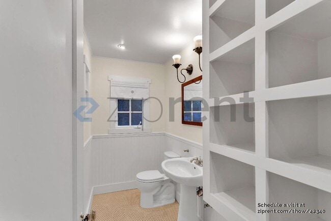 Building Photo - 654 Chetwood St