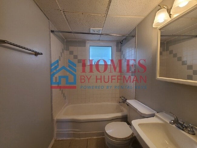 Building Photo - Two Bedroom House