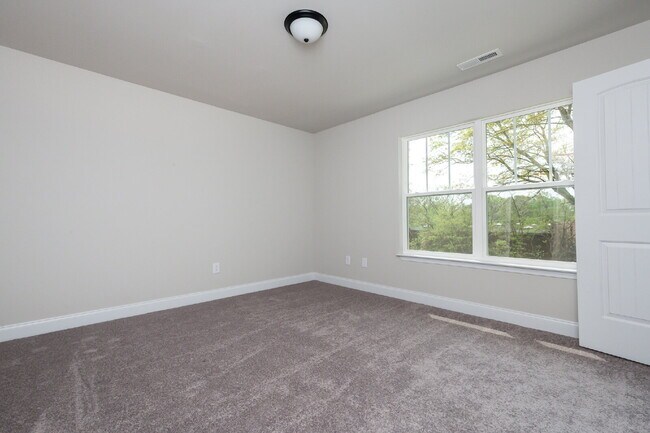 Building Photo - Elegant 2BR/2.5BA Townhome minutes from Downtown Greenville and walking distance to Swamp Rabbit ...