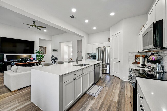 Building Photo - 104 Desert Rose S