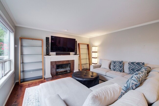 Building Photo - 5Bd/3.5Ba Newcastle House