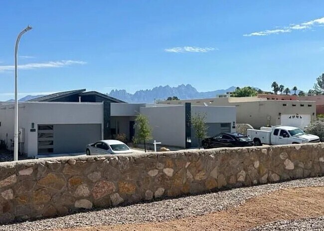 Building Photo - Adorable Towhhome Located off Foothills