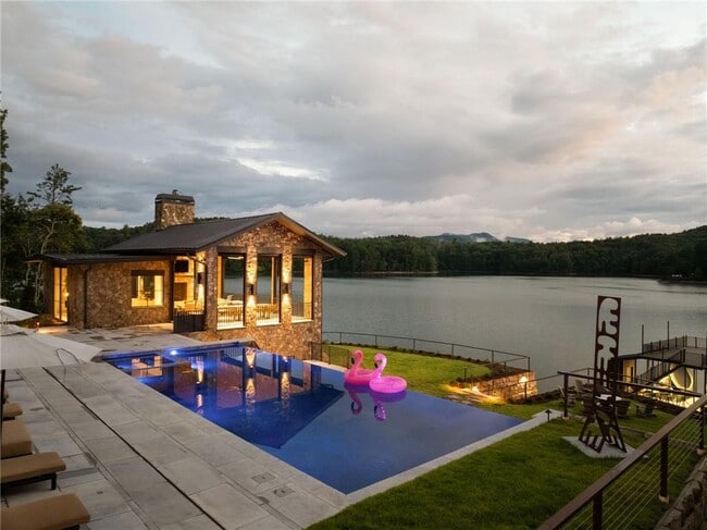 Building Photo - 725 Rocky Point Dr