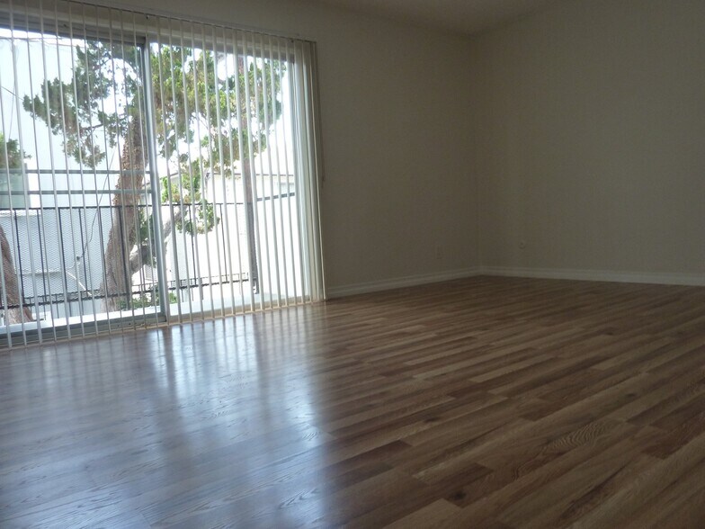 Building Photo - 2055 Rodney Dr