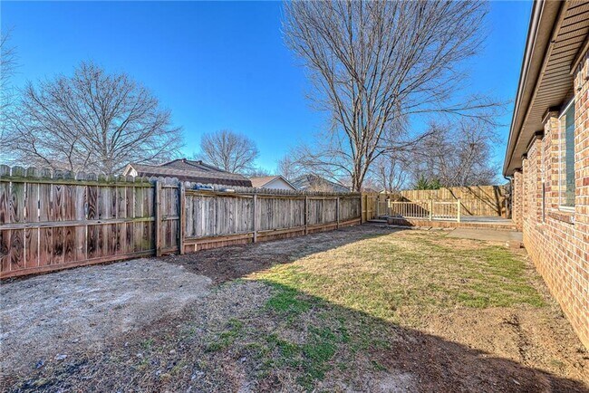 Building Photo - 103 NE Chicory Ln
