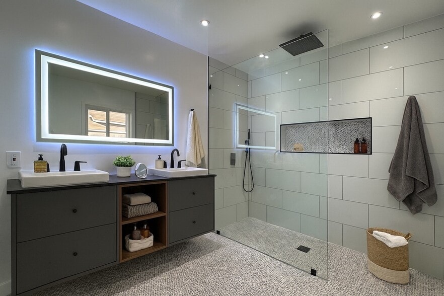 Building Photo - 2212 Linda Flora Dr