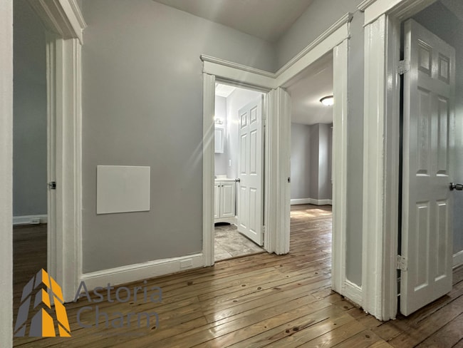 Building Photo - 4 bedroom 1 bath or 3 bedroom + den AVAILA...