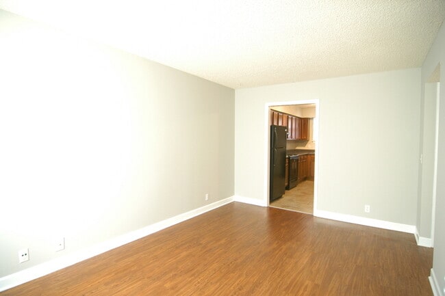 Building Photo - Inglewood Duplex Available Now!