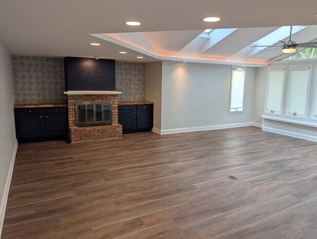 Building Photo - Spacious 4 bedroom 3 bathroom family home in Neenah