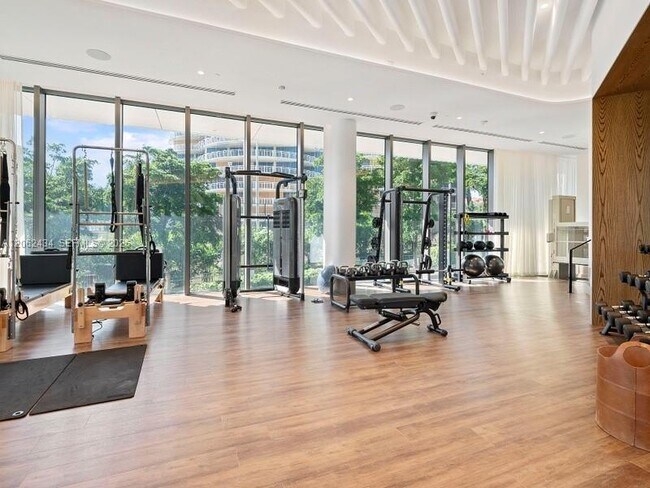 Building Photo - 2811 S Bayshore Dr