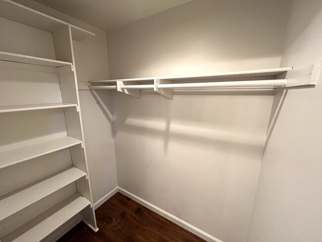 Building Photo - $500 OFF First Month's Rent! 2BR/2BA Downt...