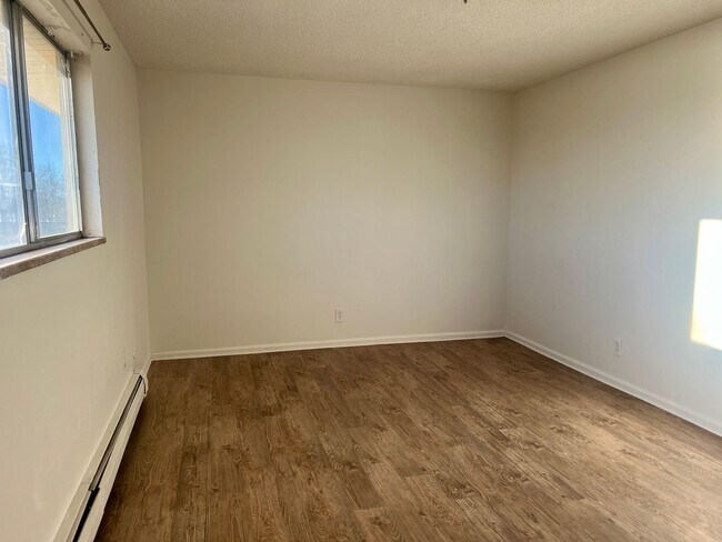 Building Photo - 1 bed Condo Available in SouthWest Denver! Top Floor!