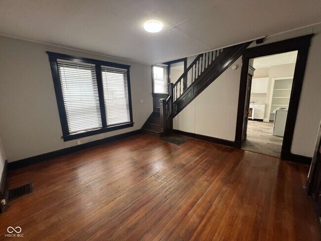 Building Photo - 826 N Beville Ave