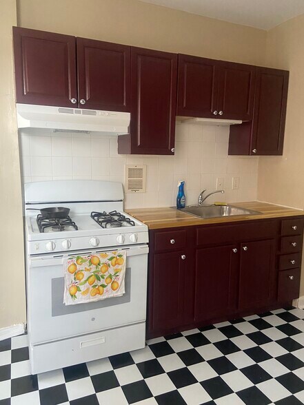 Primary Photo - 1202 S Wilton St