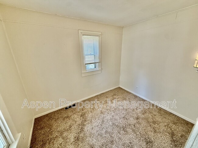 Building Photo - 420 Hedge Ave