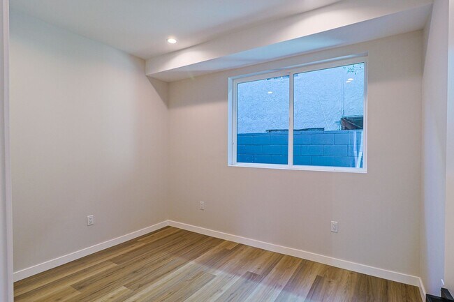 Building Photo - 2332 Carmona Ave