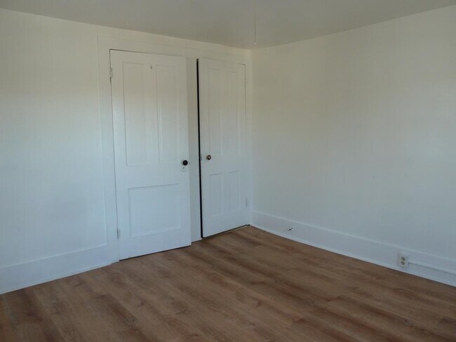 Building Photo - 118-120 W 6th St