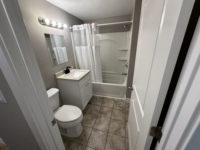 Building Photo - 234 Oak St