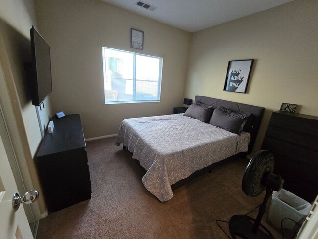 Building Photo - 3 Bedroom 2 Bath located in Mountain View DHS