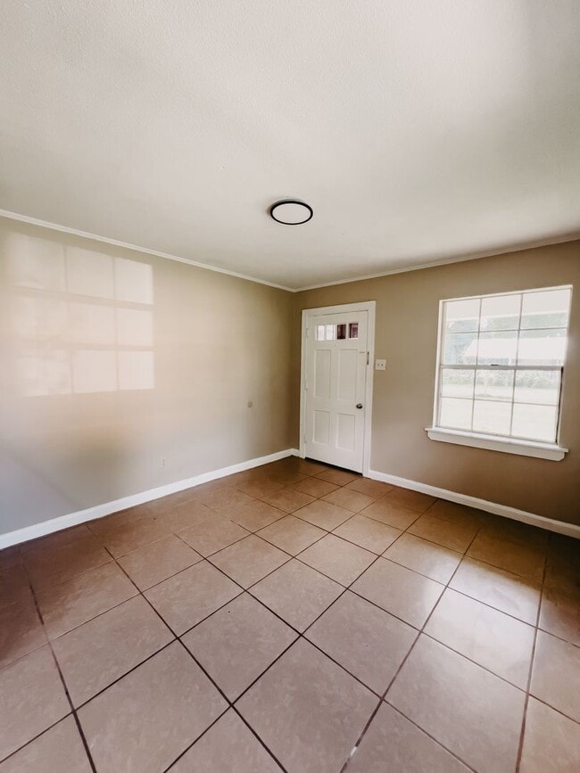 Building Photo - 1 Bedroom Duplex