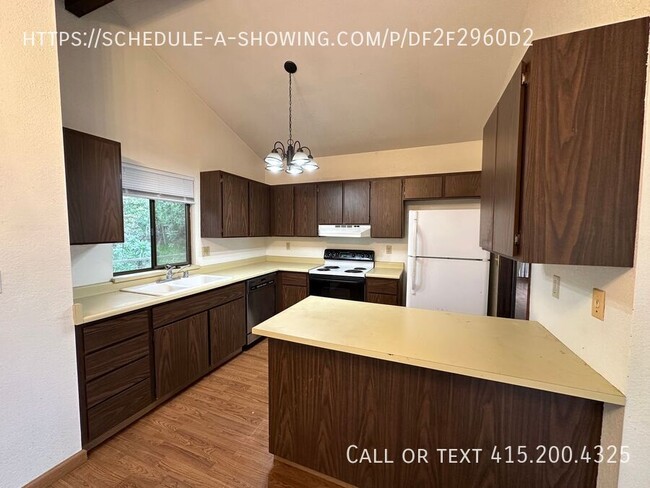 Building Photo - Spacious 2 Bedroom Home In Prunedale!