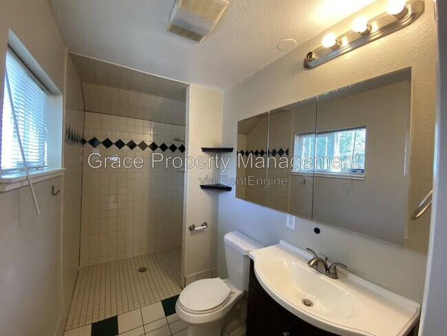 Building Photo - 636 Tennyson St