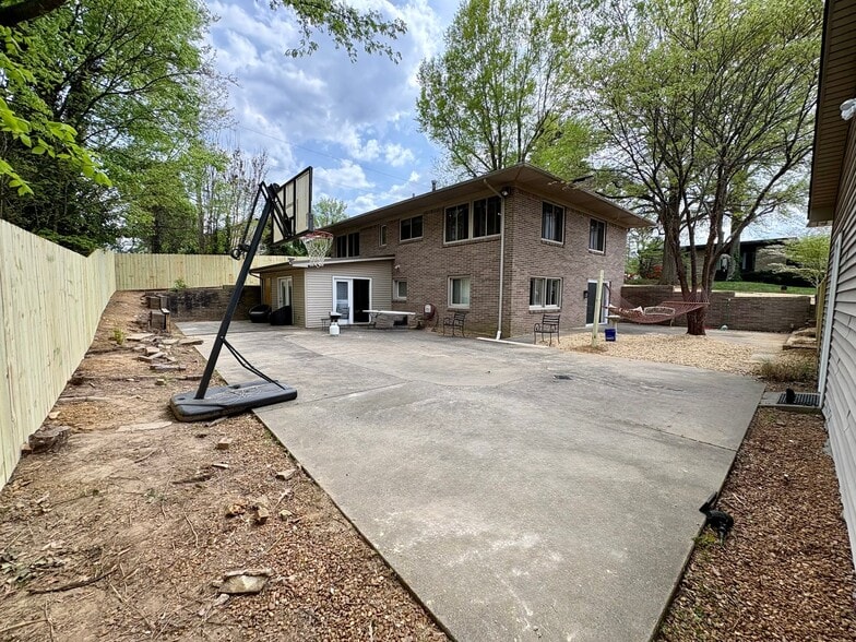 Building Photo - 732 Hillgate Rd