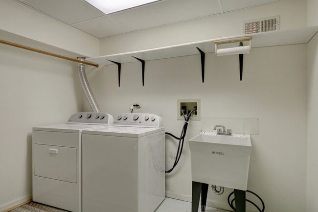 Building Photo - 1000 Cumberland Ln