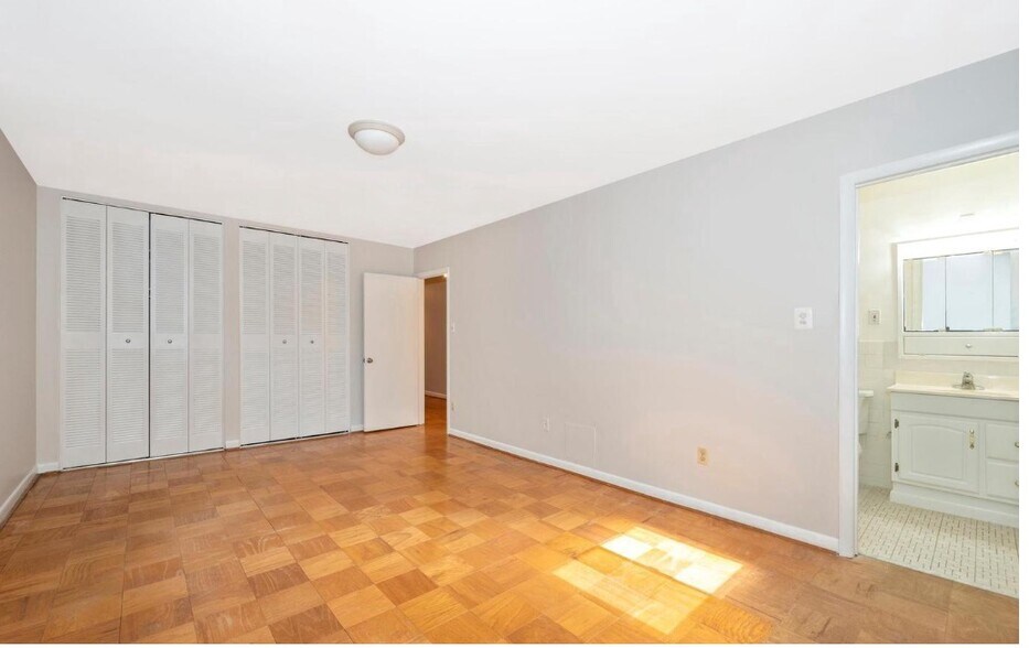 Building Photo - 10619 Montrose Ave