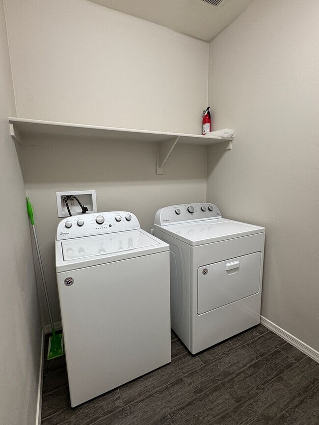 Building Photo - Northwest 3 Bedroom